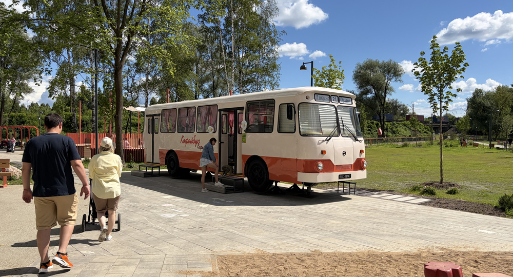 Посетил кафе в ретро-автобусе в Подмосковье. Здесь целый тематический парк