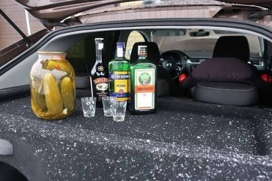 Выпивали в машине, двигатель заглушен - приехал ГИБДД и пригрозил лишением прав: Разбираю, что говорит закон