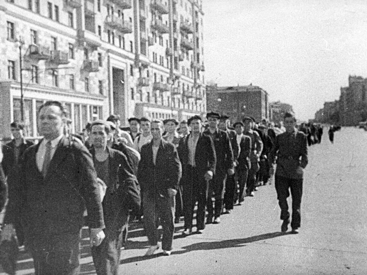    Ополченцы на улице Горького (ныне Тверская улица), кадр из документального фильма "Разгром немецких войск под Москвой" производства Центральной студии кинохроники | © РИА Новости