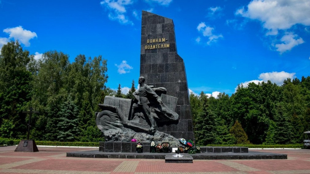 Памятник «Воинам-водителям». 1968 год. Скульптор лауреат П. Ф. Мовчун, архитектор А. А. Гайдученя.
