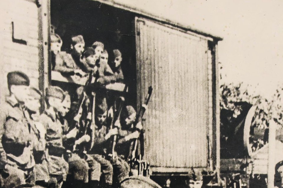    Добровольцы отправляются на фронт. Ворошиловградская область. 1941 год. ГКУ «Госархив ЛНР»