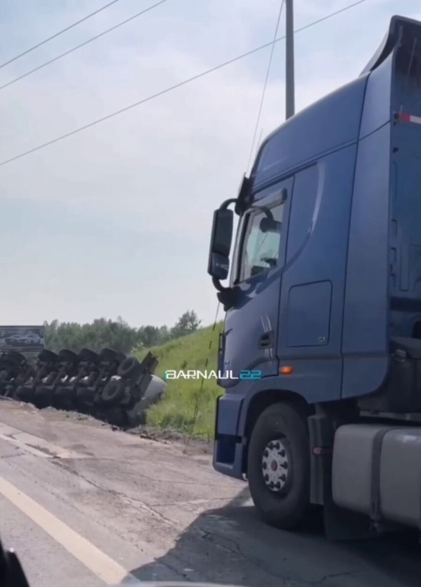    ДТП на Правобережном тракте . Источник: t.me/barnaul22