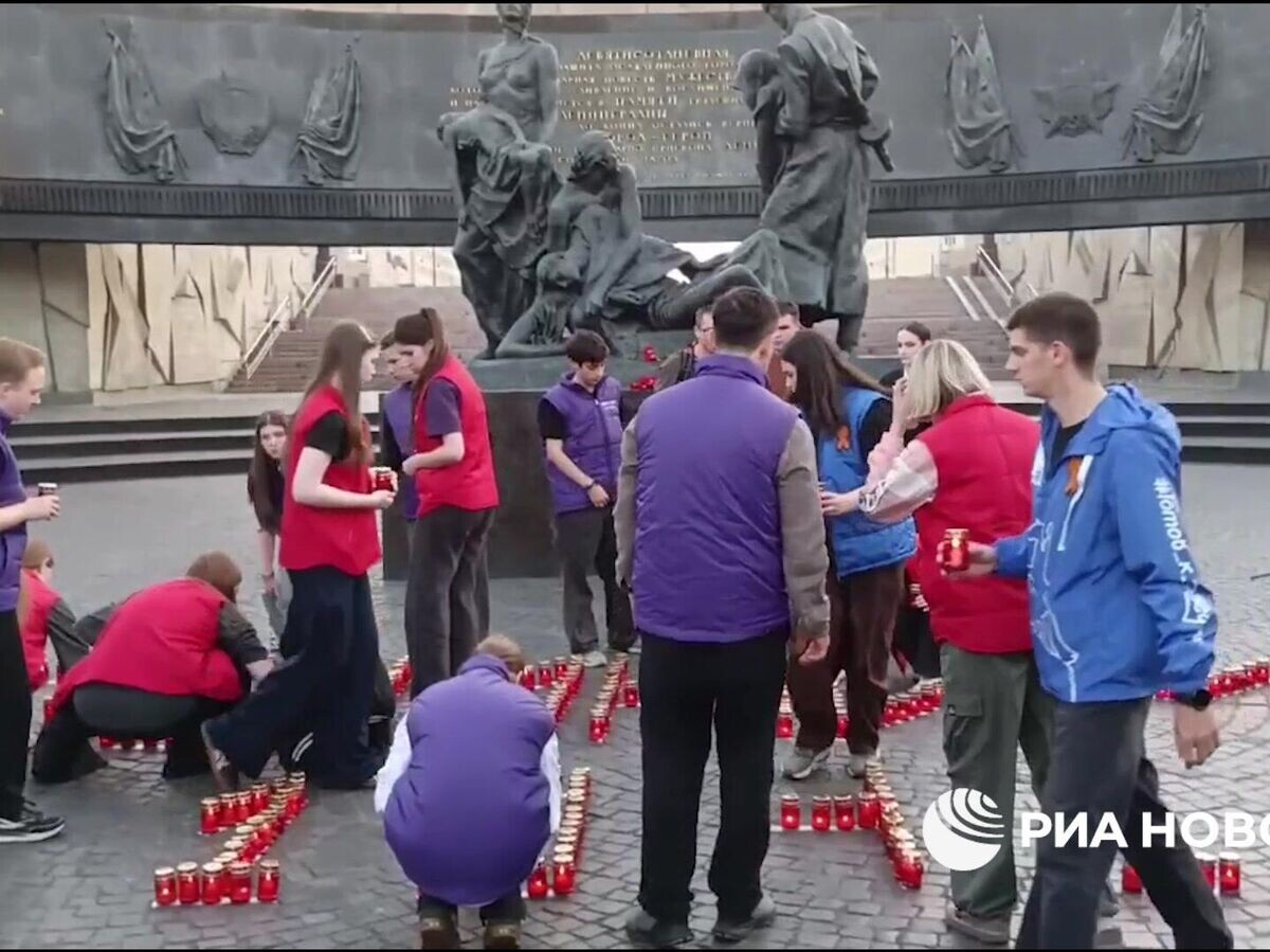    Памятная надпись из свечей у монумента защитникам Ленинграда в Петербурге | © РИА Новости