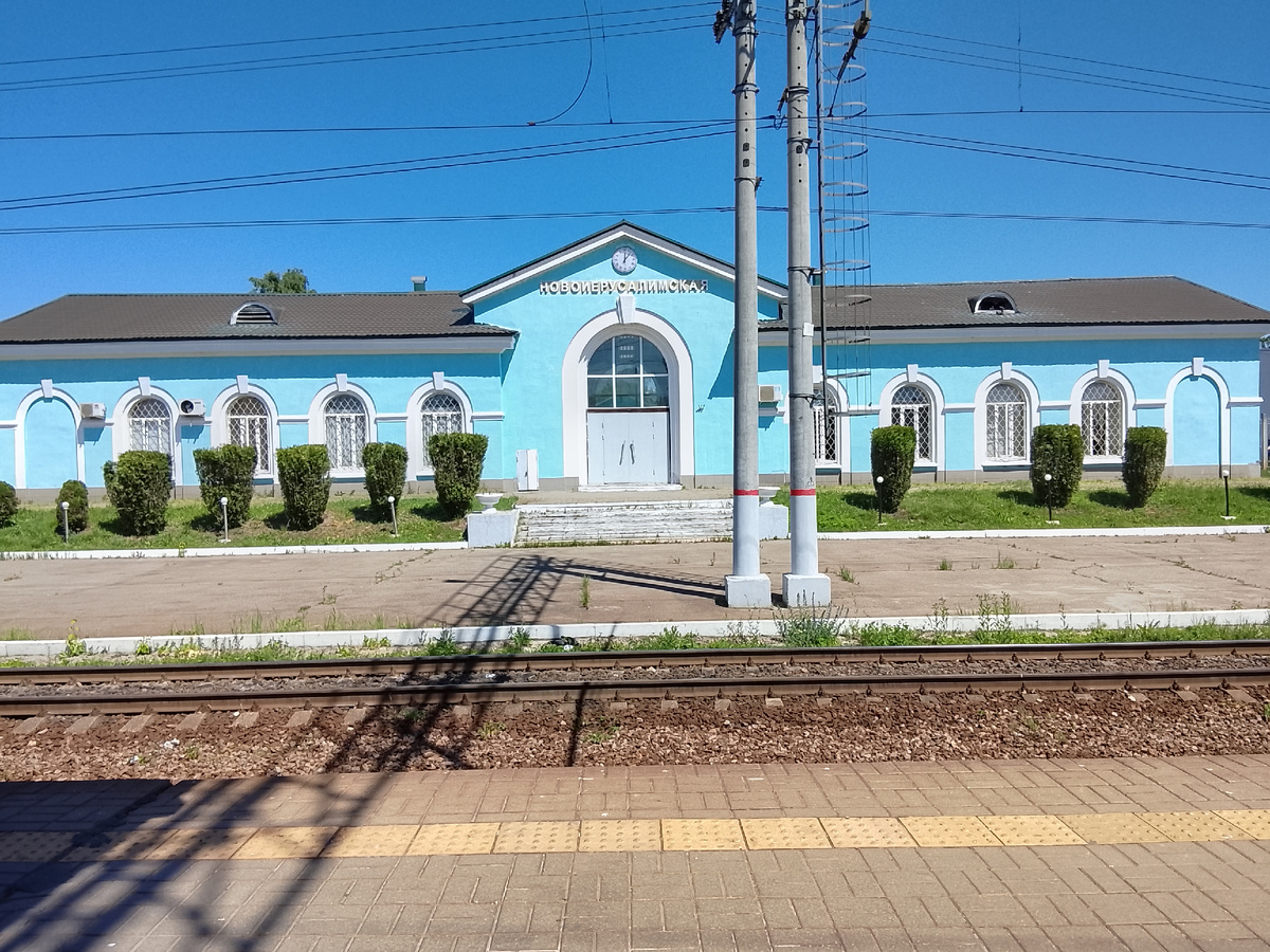 Симпатичное здание вокзала, окрашенное в приятный цвет. Красно-серое - в топку!
