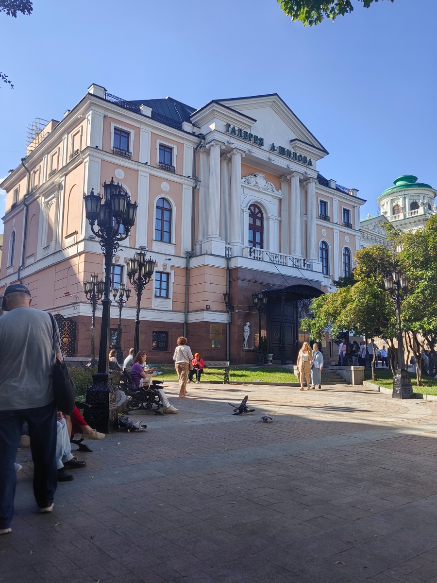 Галерея Шилова находится по адресу: улица Знаменка, дом 3. Особняк построен в 1829 году по проекту архитектора Евграфа Тюрина в стиле московского ампира. Несмотря на многочисленные перестройки, в композиции и деталях декора фасадов сохранились черты этого стиля, например портик в нише и балкон со скульптурами. Здание является объектом культурного наследия и считается образцом московской эклектики. Фото здесь и далее —  автора