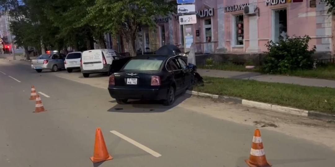 Пьяный водитель врезался в столб в Дзержинске: двое пострадали