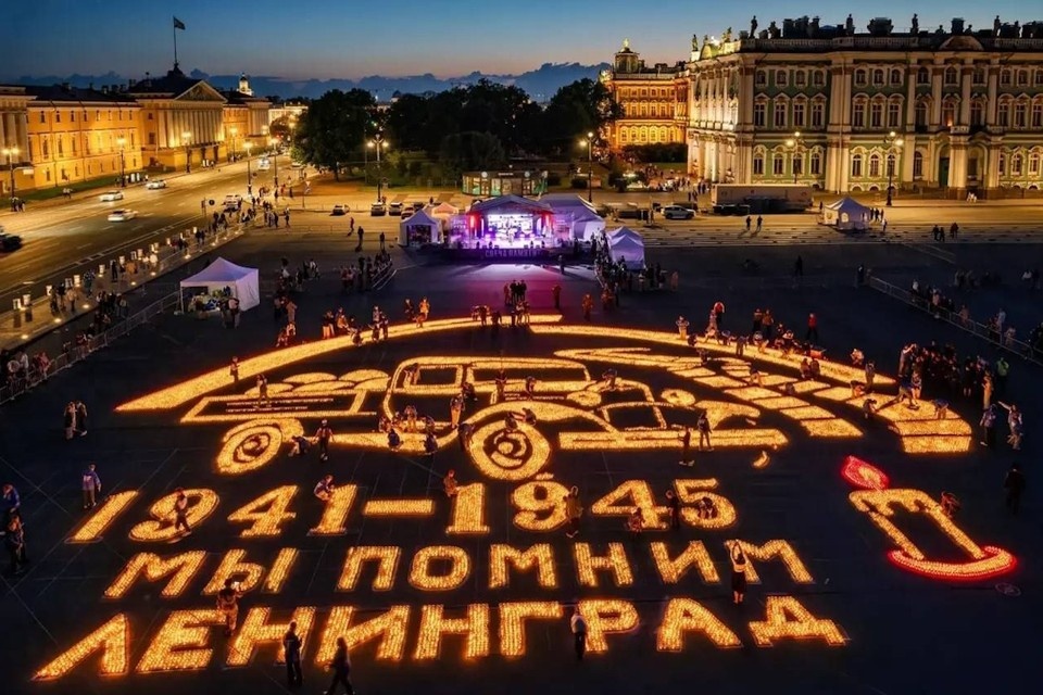    Акция "Свеча памяти" прошла на Дворцовой. Фото: Смольный