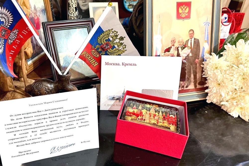    Посол передал Марии Степановне поздравительное письмо по случаю юбилея от президента РФ Владимира Путина. / Фото: Посольство РФ в Аргентине