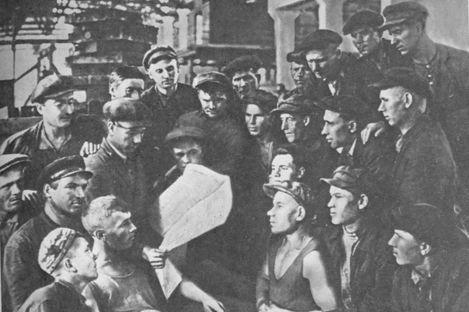    Митинг в литейном цехе завода Сибметаллстроя 22 июня 1941 года. Фото: Государственный архив Новосибирской области