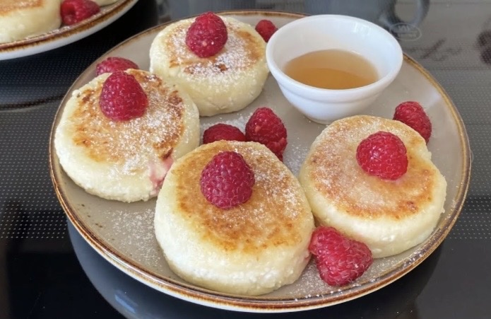 Сырники с маком и малиной на сковороде. Любимый завтрак по-летнему