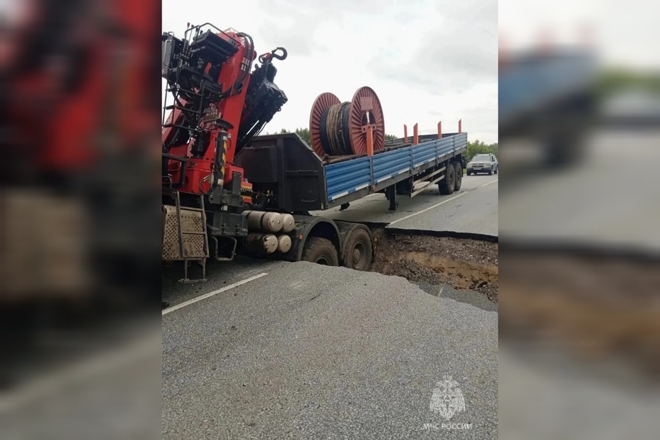    Ширина поврежденного участка составляет 20 метров, на месте работает дорожная служба ГУ МЧС России по Самарской области