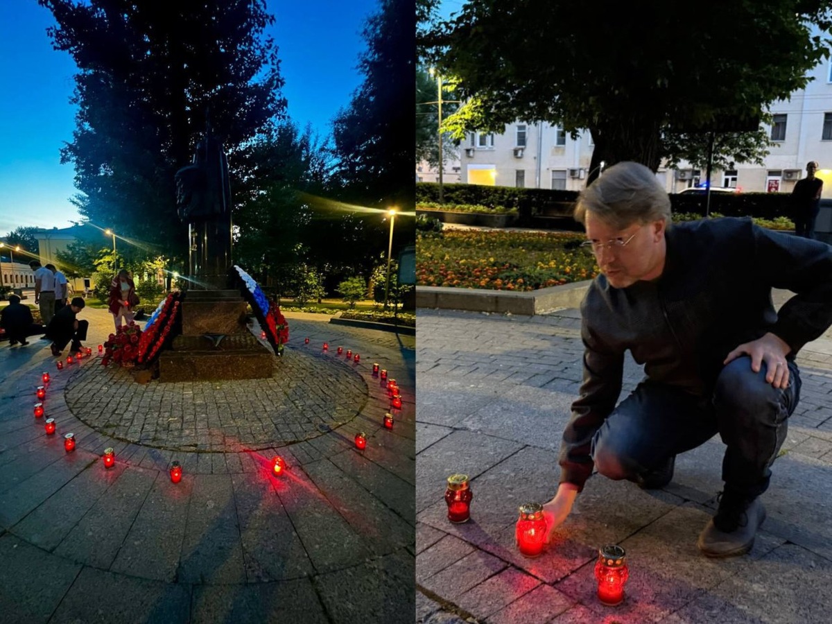Зажжение свечей у мемориала на Новокузнецкой/председатель «Яблока» Николай Рыбаков. Фото: пресс-служба партии