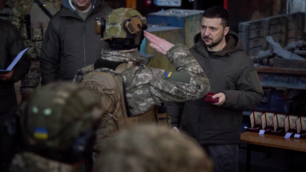 Владимир Зеленский в окружении военных, архивное фото © AP Photo / Ukrainian Presidential Press Office