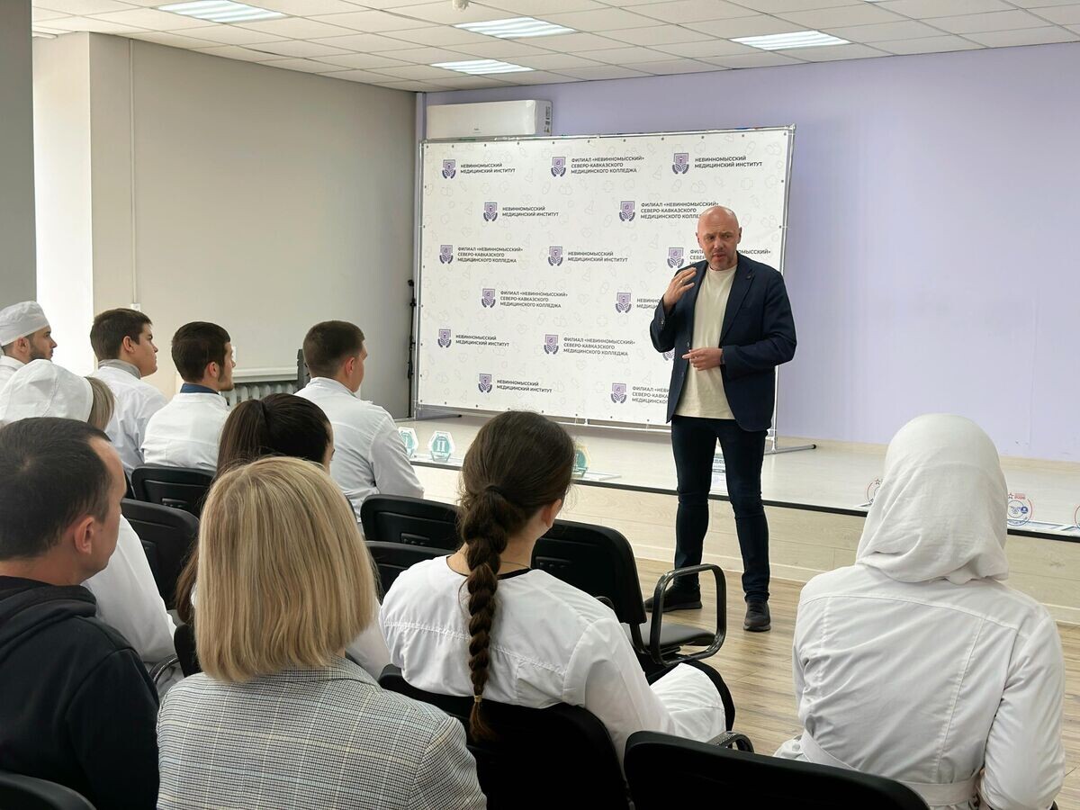    Ректор Невинномысского медицинского института Станислав Наумов со студентами | © Фото : пресс-служба АНО ВО "НМИ"