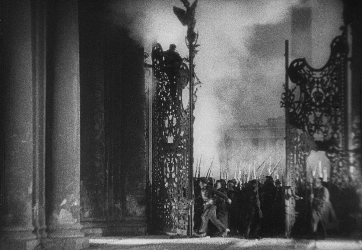 Кадр из фильма «Октябрь» Сергея Эйзенштейна (1927) — знаменитая сцена штурма.
