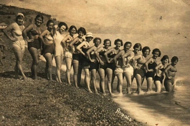   На крымских пляжах в июне 1941 года было много отдыхающих. Фото: Из личного архива/ Наталья Дремова