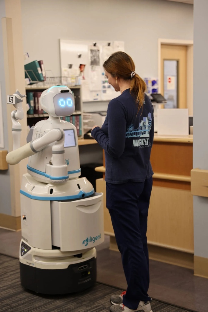 
Мокси, робот Diligent, в больничной обстановке. Источник: Diligent Robotics
