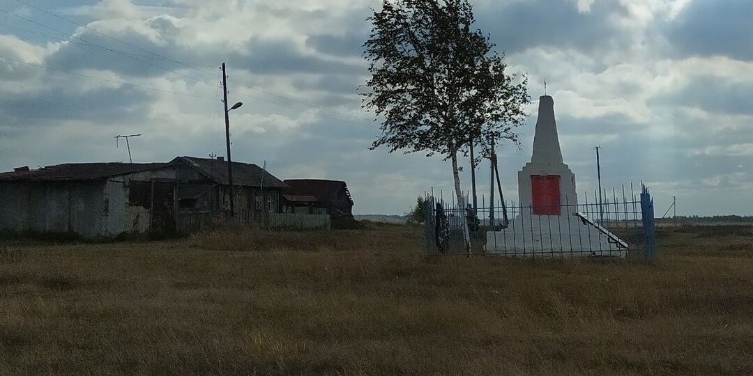 И только лишь памятник стоит ... В день памяти и скорби