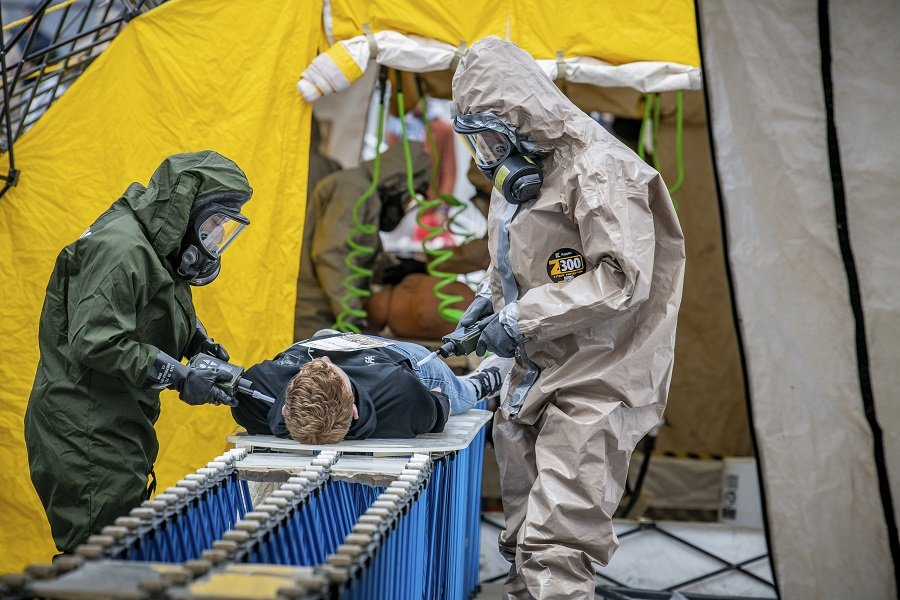 Военнослужащие США во время учений по защите от химического, биологического, радиологического и ядерного оружия - Фото: Edwin Wriston/Zuma/TASS