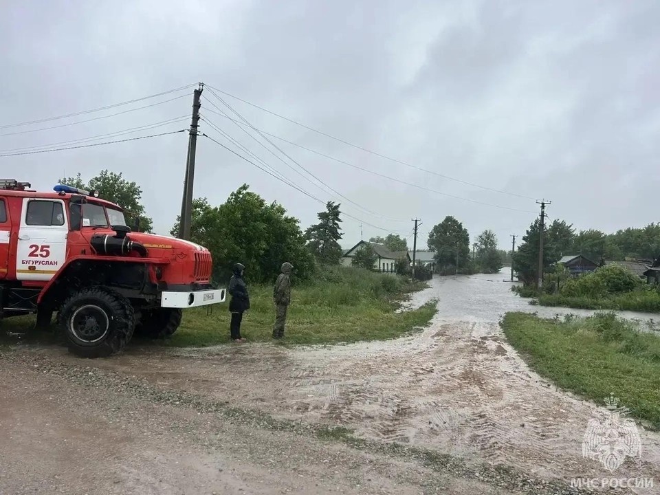    Наиболее сложная обстановка наблюдается в селе Козловка, где подтоплено 12 из 100 жилых домов ГУ МЧС России по Оренбургской области