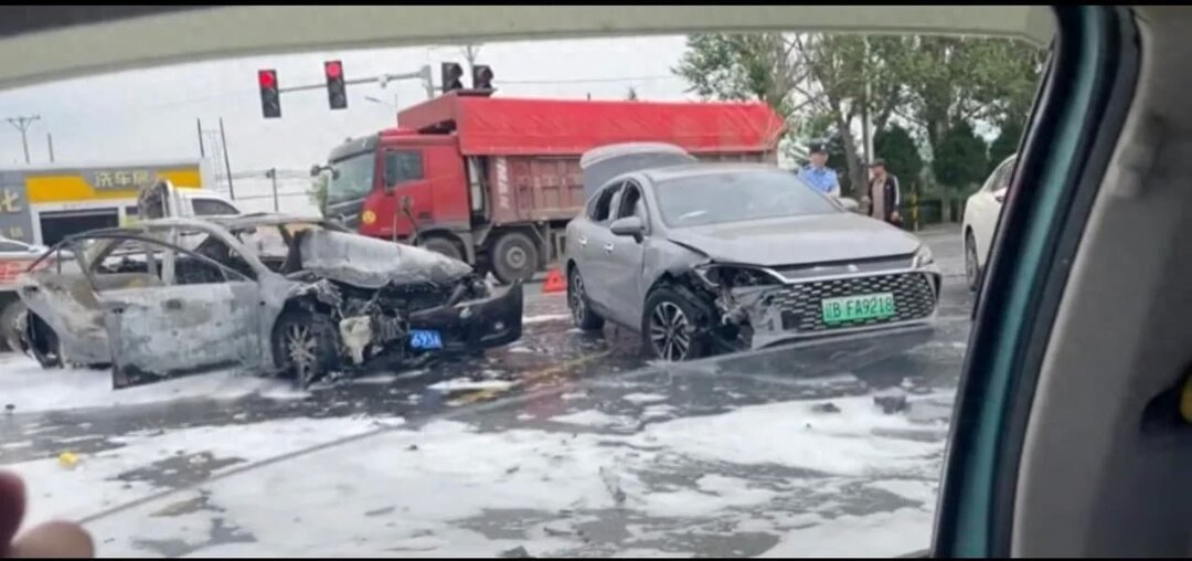 BYD выдержал удар, а бензиновый седан загорелся: реальная авария вновь подняла вопрос безопасности батарей