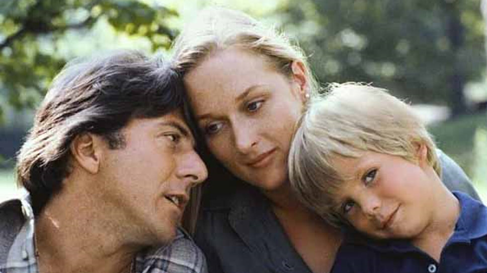 В 1979 году на экраны вышла семейная драма Роберта Бентона «Крамер против Крамера», где Стрип сыграла жену и мать, которая уходит из семьи. Она потребовала значительно переписать свою роль, в результате чего героиня превратилась из злодейки в сложного, неоднозначного персонажа, отражающего смену гендерных ролей в обществе. Ее отношения с партнером по площадке Дастином Хоффманом были сложными, но в итоге он ее зауважал и отзывался о ней так: «Она невероятно трудолюбива, до такой степени, что одержима этим. Мне кажется, она не думает ни о чем другом, кроме работы». За роль в этом фильме Мерил получила свой первый «Оскар» и «Золотой Глобус».📷Фото: Columbia Pictures Corporation