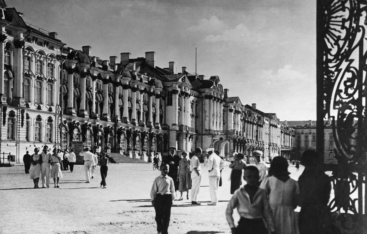 Фасад Екатерининского дворца со стороны Парадного плаца. До 1941. Из коллекции ГМЗ «Царское Село»