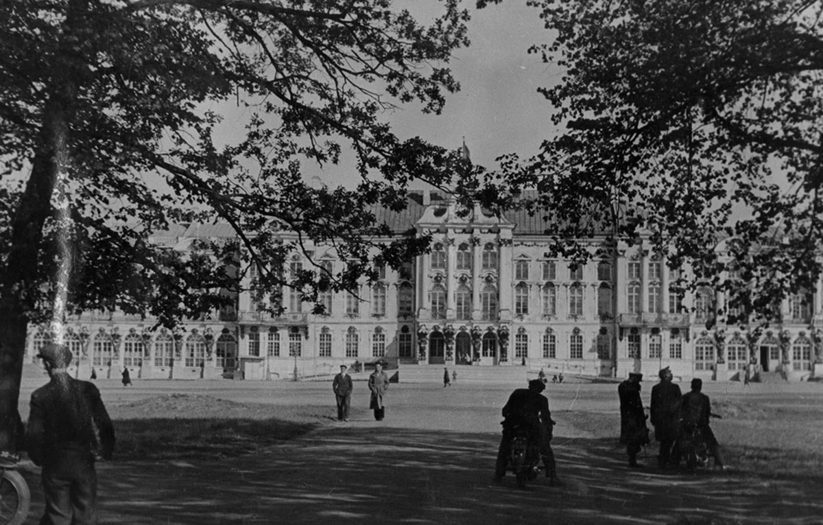 Фасад Екатерининского дворца со стороны Парадного плаца. 1941. Фотограф Белоусов. Из коллекции ГМЗ «Царское Село»