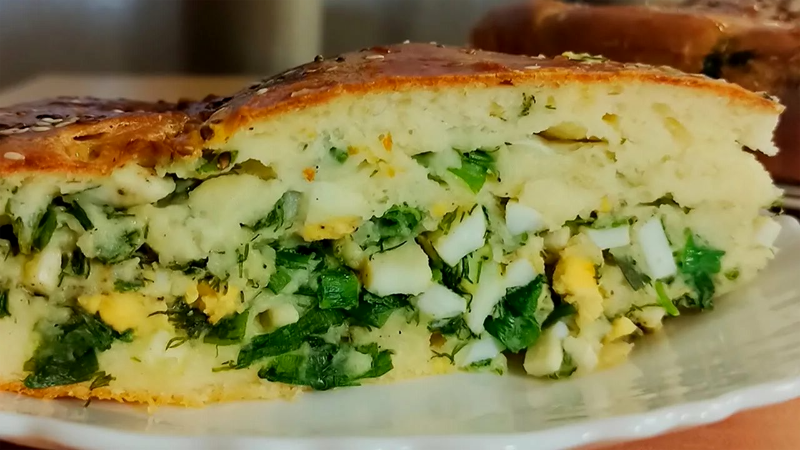 Заливной пирог с луком и яйцом