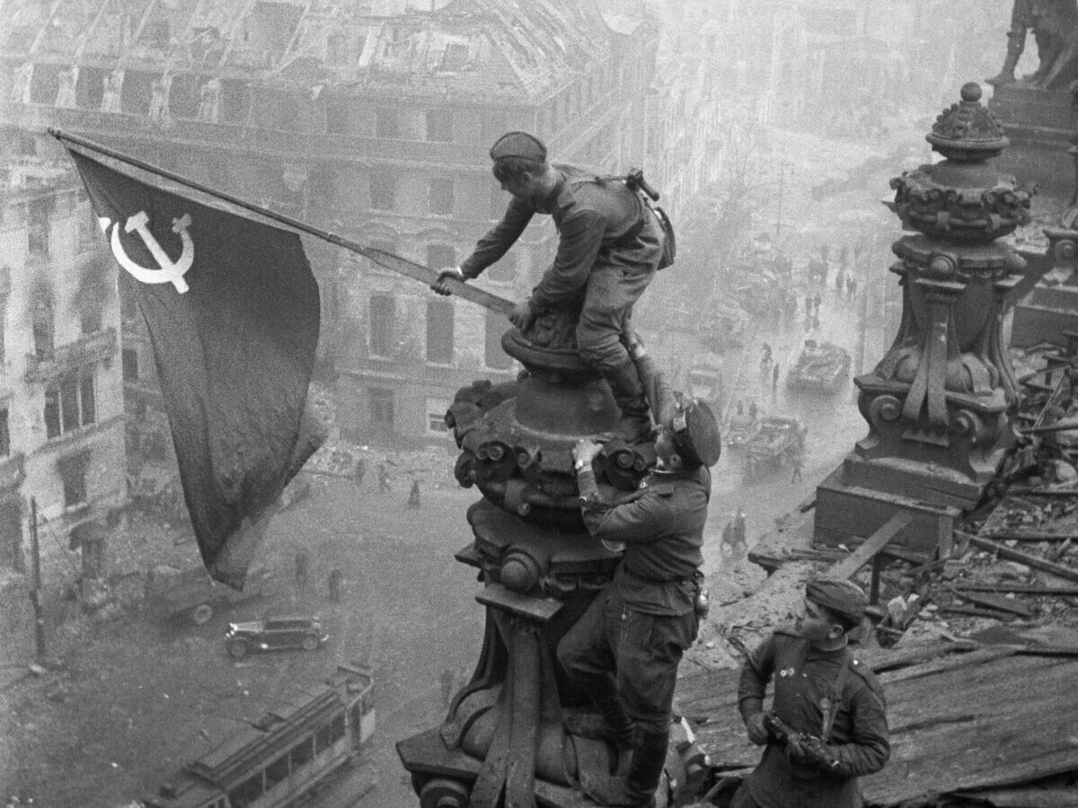    Знамя Победы на здании Рейхстага в Берлине | © РИА Новости / Владимир Гребнев