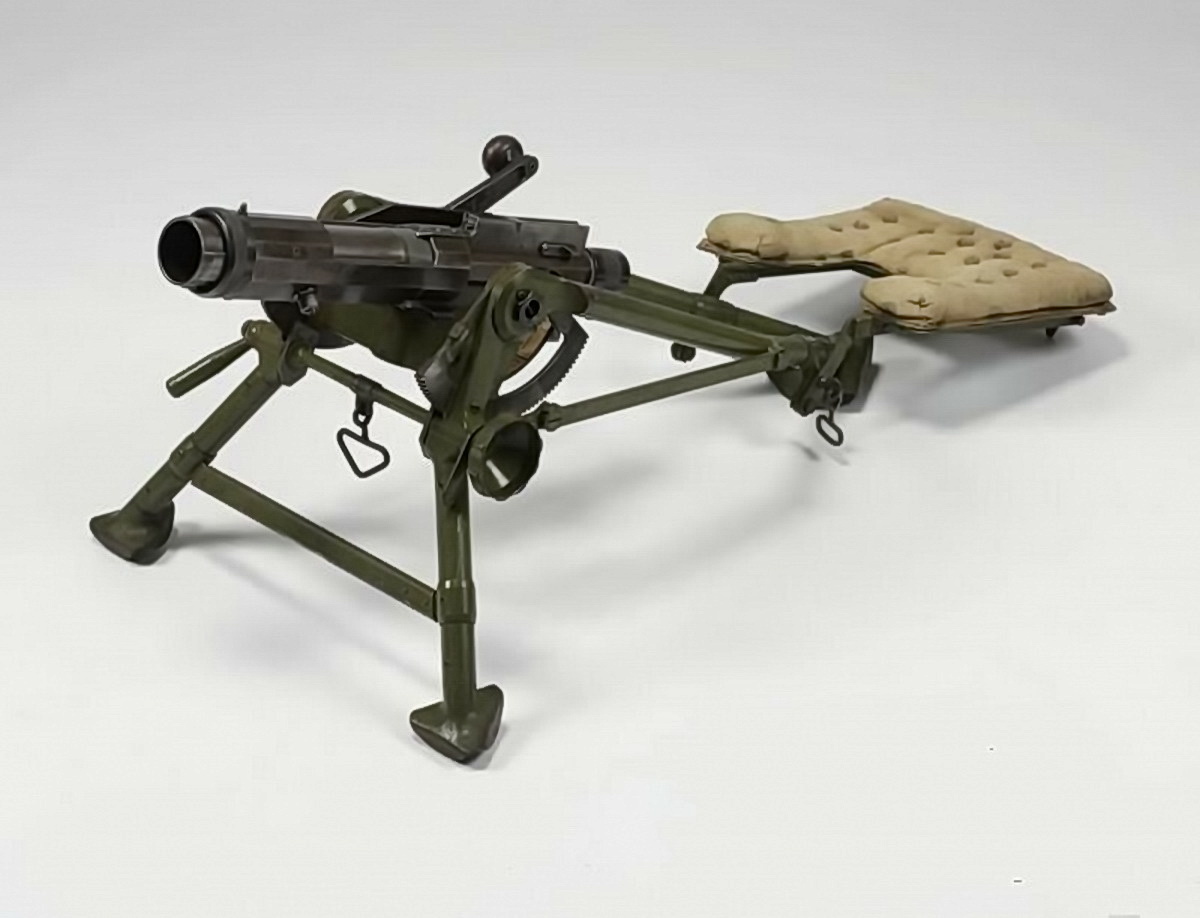 миномёт Brixia Mod. 35 развёрнут в боевое положение. Вид слева. По внешнему виду этот миномёт действительно скорее напоминает маленькую мортиру…