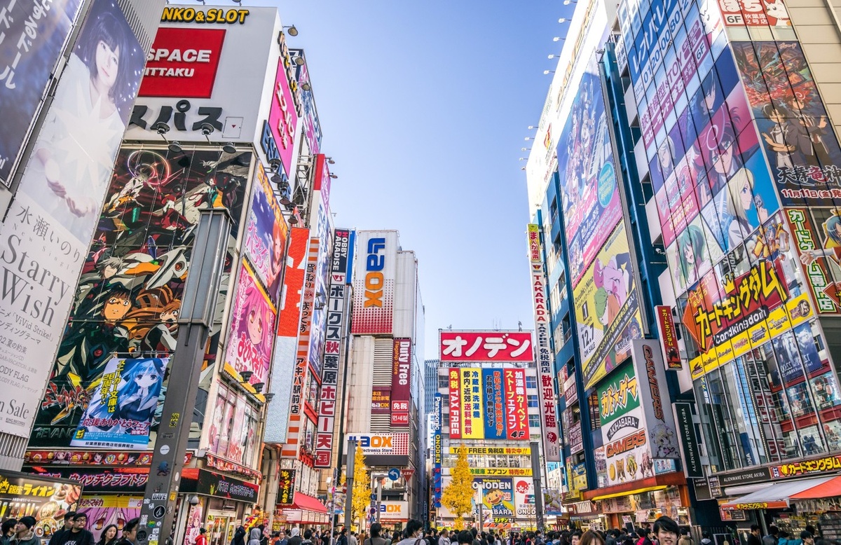 Акихабара (Akihabara). Здесь расположены сотни магазинов с аниме-фигурками, мангой, играми и коллекционными карточками. Огромные многоэтажные торговые центры (например, Yodobashi Camera) и крошечные радиорынки, где можно купить любую технику — от новейших гаджетов до редких ретро-деталей.