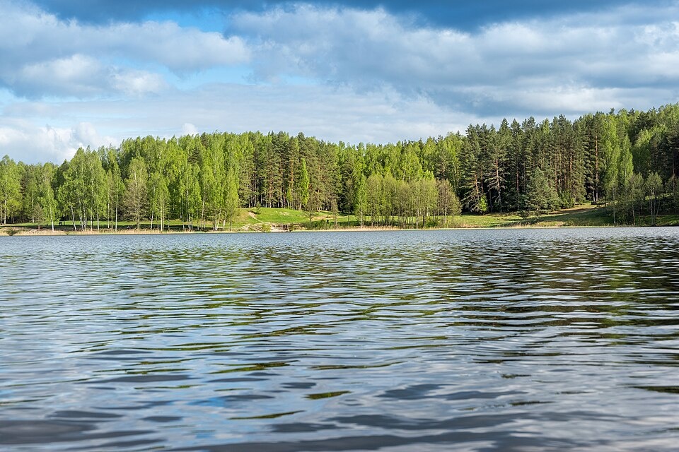 Светлояр небольшой, но необычно глубокий и с очень чистой водой