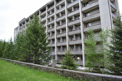 У корпусов здравницы стандартный облик советского учреждения / фото: официальный сайт «Санаторий Кульдур»