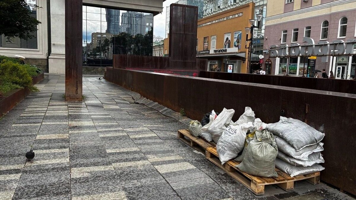    У входа в «Пассаж» плитка того и гляди уйдет под землю   Алена Полозова / tagilcity.ru