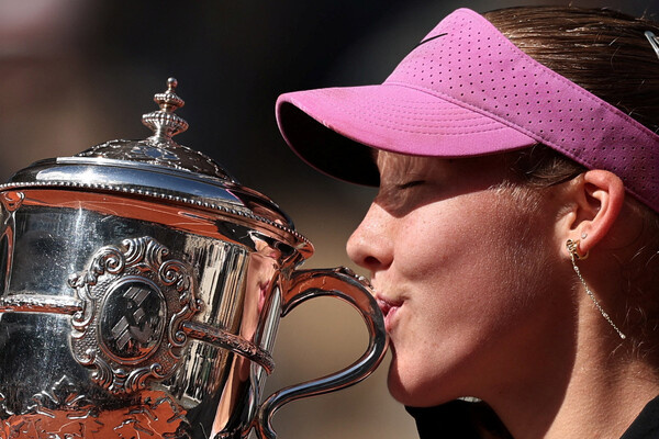 Россиянка Мирра Андреева с наградой Открытого чемпионата Франции по теннису, 6 июня 2026 года / Benoit Tessier/Reuters   📷