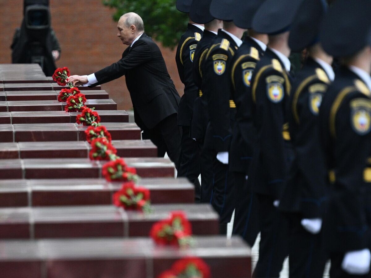    Президент РФ Владимир Путин возлагает цветы к тумбам городов-героев в Александровском саду в Москве на церемонии в День памяти и скорби | © РИА Новости / Алексей Филиппов