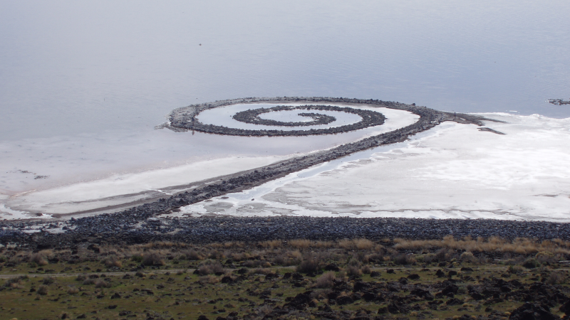 Spiral Jetty (Спиральная дамба) Роберта Смитсона. Местоположение: Бокс-Элдер  — округ в штате Юта, США