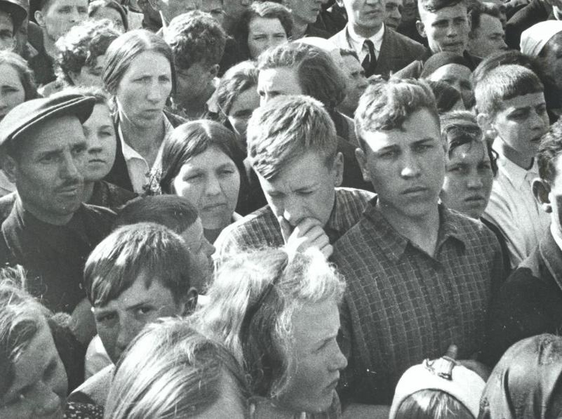 Рабочие завода «Серп и молот» слушают по радио объявление о начале войны
Иван Шагин, 22 июня 1941 года, г. Москва, ул. Золоторожский Вал, МАММ/МДФ.
