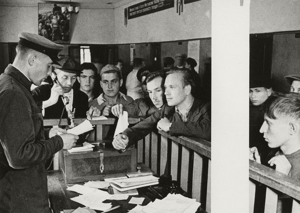 На призывном пункте. Александр Устинов, 23 июня 1941 года, г. Москва, МАММ/МДФ.
