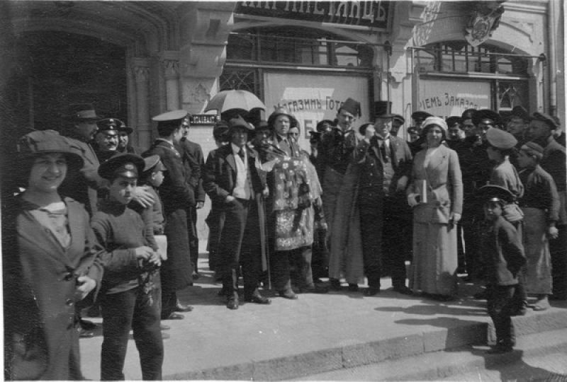 Слева направо: историк литературы Борис Городецкий и поэты Василий Каменский, Владимир Маяковский И Давид Бурлюк на улице в Тифлисе. 1914 год