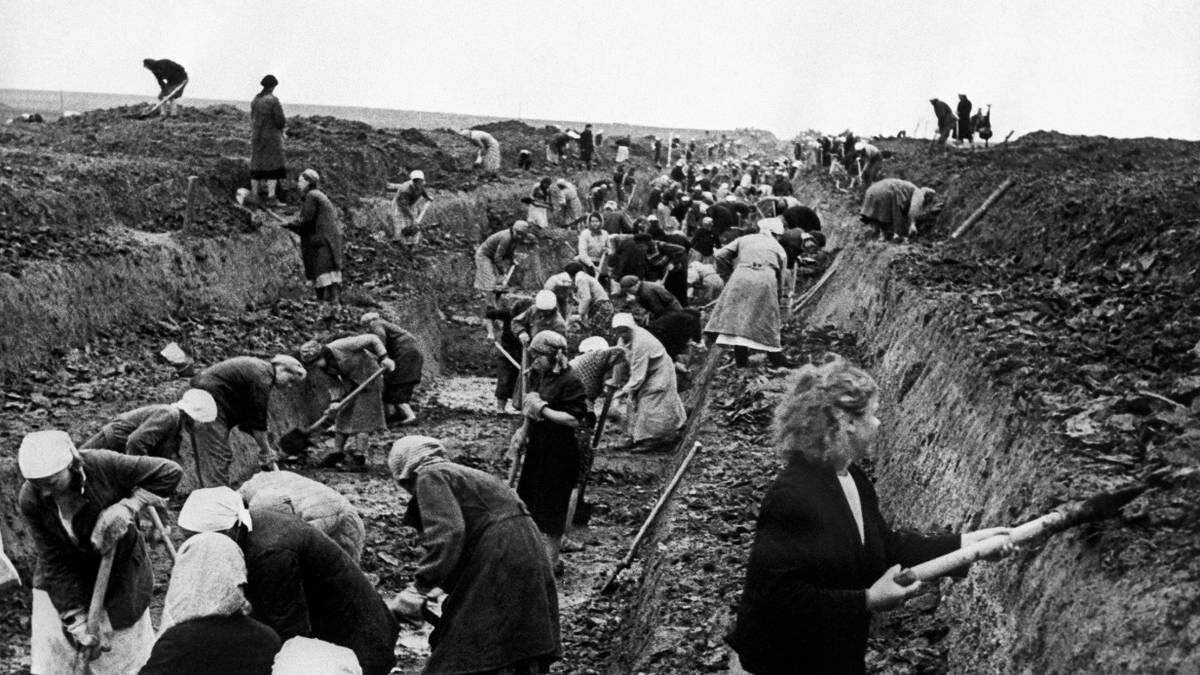    8 июля 1941 года. Комсомольцы на строительстве оборонительных сооружений под Москвой. Так и выглядел этот бесконечный противотанковый ров... / Центральный государственный архив кинофотодокументов СССР / РИА Новости