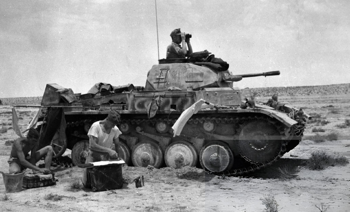 Экипаж Pz. Kpfw. II на позиции в восточной Киренаике. Северная Африка, май 1941 года.