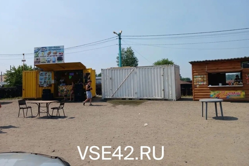    Горожан возмутили ларьки на пляже. Фото: VSE42.ru