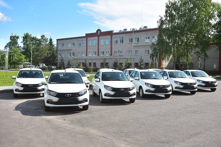    К юбилею УМВД России по городу Набережные Челны город и КАМАЗ закупили 10 служебных автомобилей LADA Granta.   
Фото: nabchelny.ru