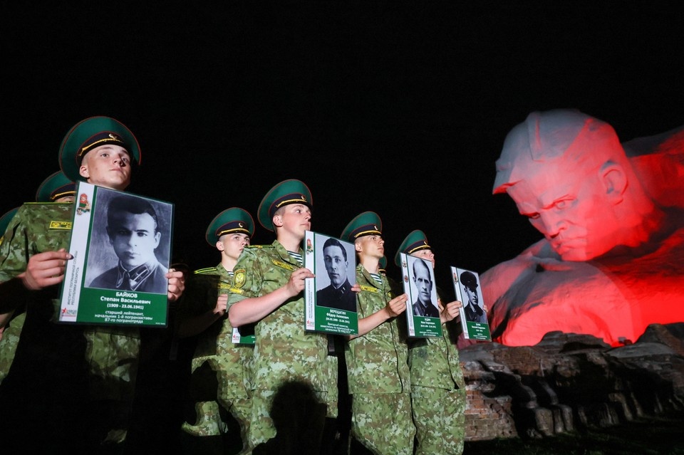    22 июня 2026 года. Митинг-реквием у монумента "Мужество" в мемориальном комплексе "Брестская крепость-герой" в 85-ю годовщину начала Великой Отечественной войны. Фото: Максим Малиновский/ТАСС