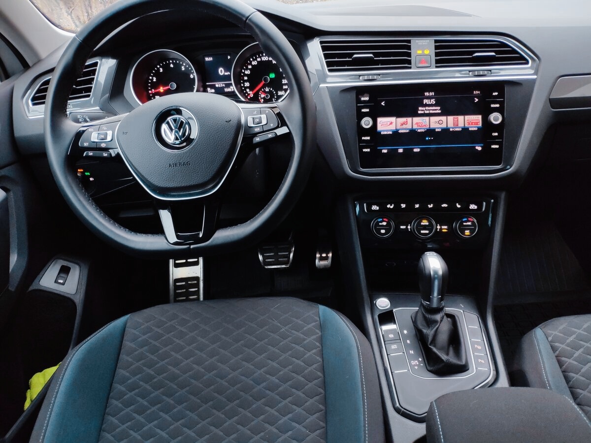 Volkswagen Tiguan II вид из салона с водительского места  фото из свободного доступа**