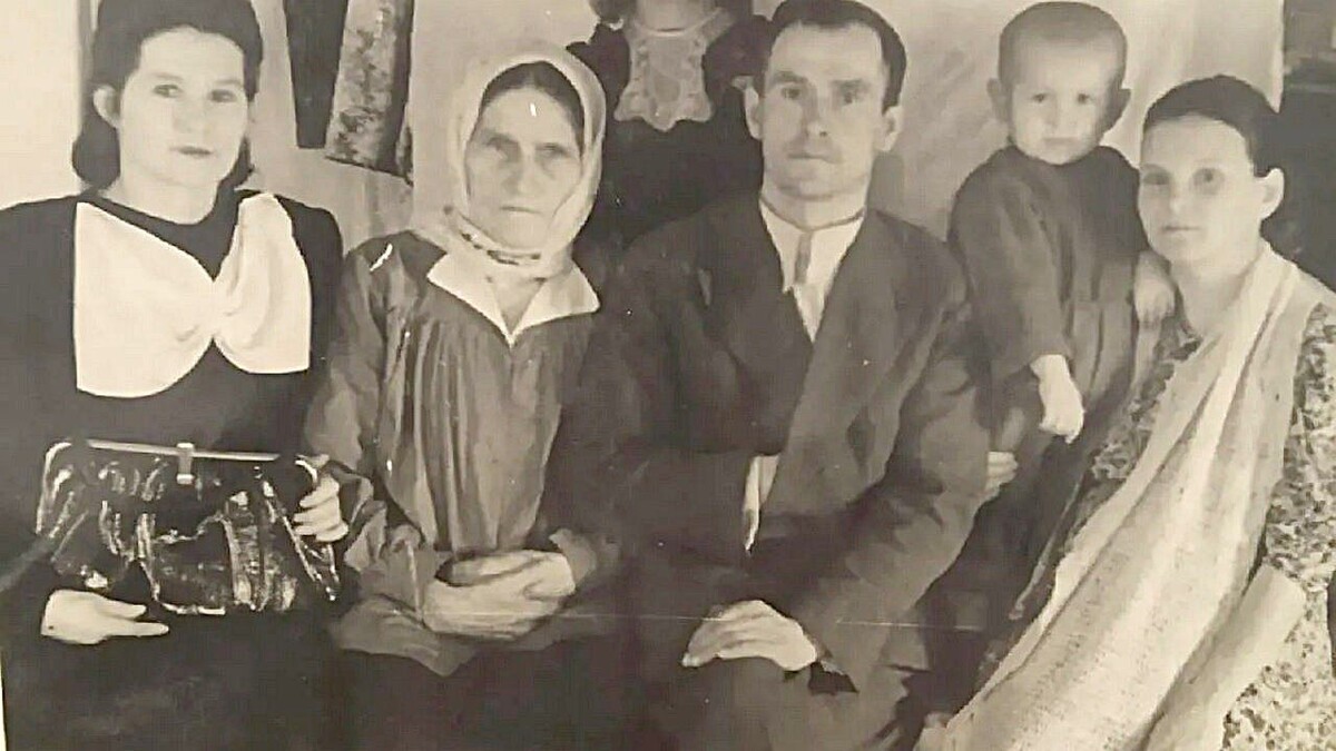 Моя тетя Мария.Бабушка Арина.Отец старший брат Володя,Мама .