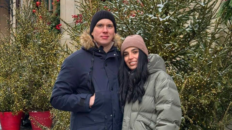 Павел Шабалин и Тамара Погосян на Красной площади в Москве за мгновение до старта своего грандиозного пешего марафона. Именно отсюда, из самого сердца столицы, начался их долгий путь через всю страну. rbc.ru