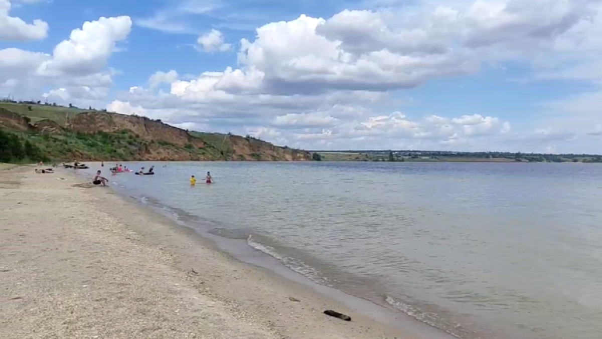 Южный берег Цимлянского водохранилища! Жизнь прекрасна! От товарища Александра.
